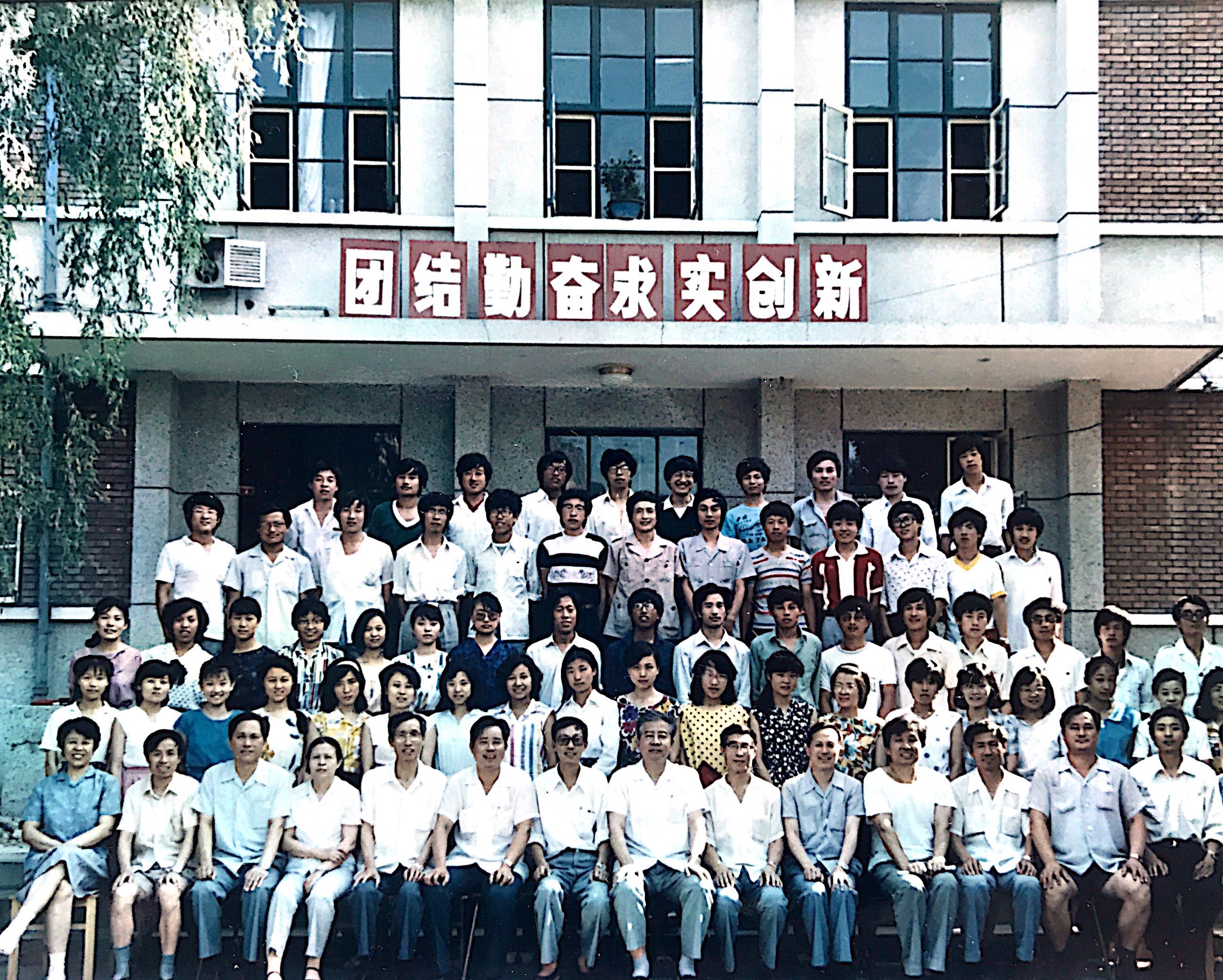 北京石油化工专科学校1988届毕业生集体合影.jpg